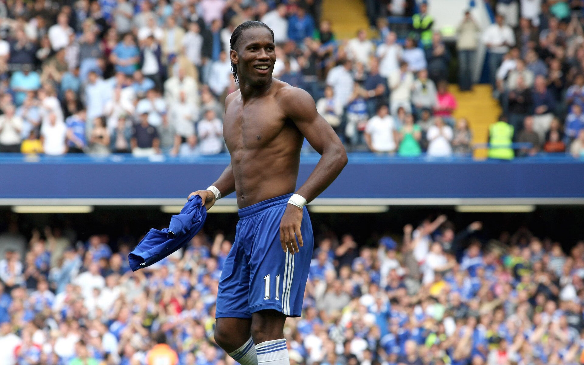 山路之王自行车爬坡总决赛 发卡弯处加油声震耳欲聋