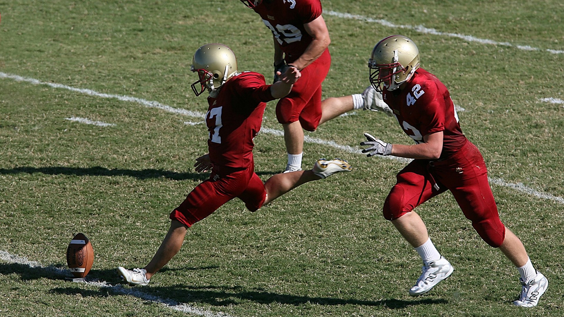 滑翔伞越野飞行赛 选手在山谷间划出优美轨迹